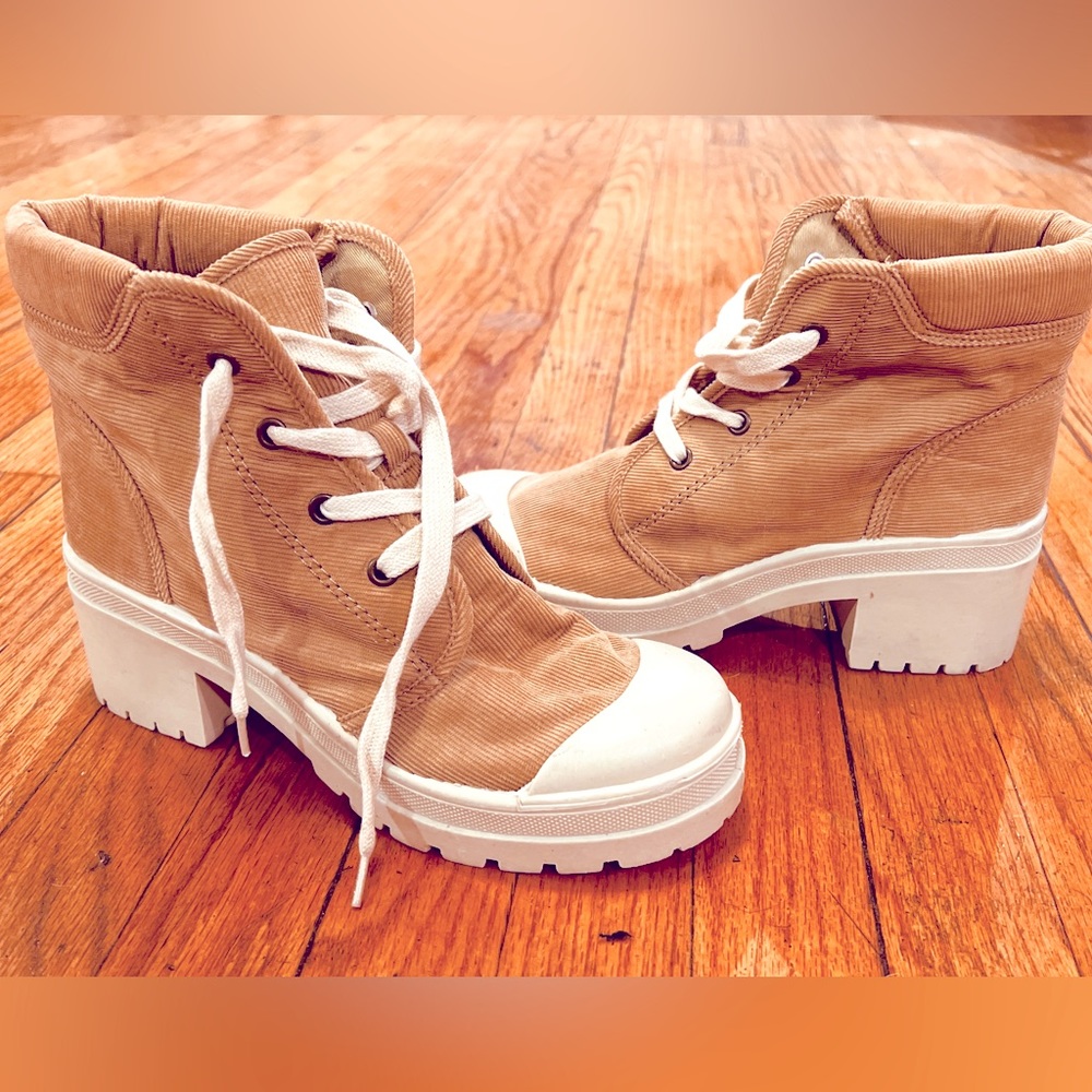 Rouge fabric track platform an-
kle boots
